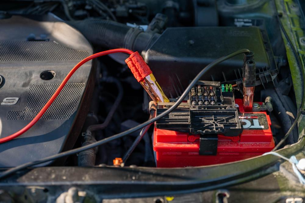 Imagem ilustrativa: bateria automotiva com cabos de teste